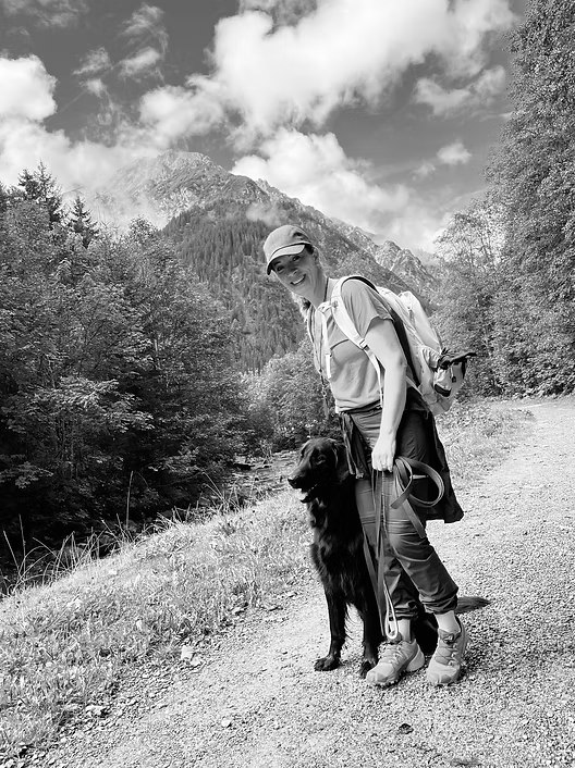 Sonja Hampe beim Wandern mit ihrem Hund